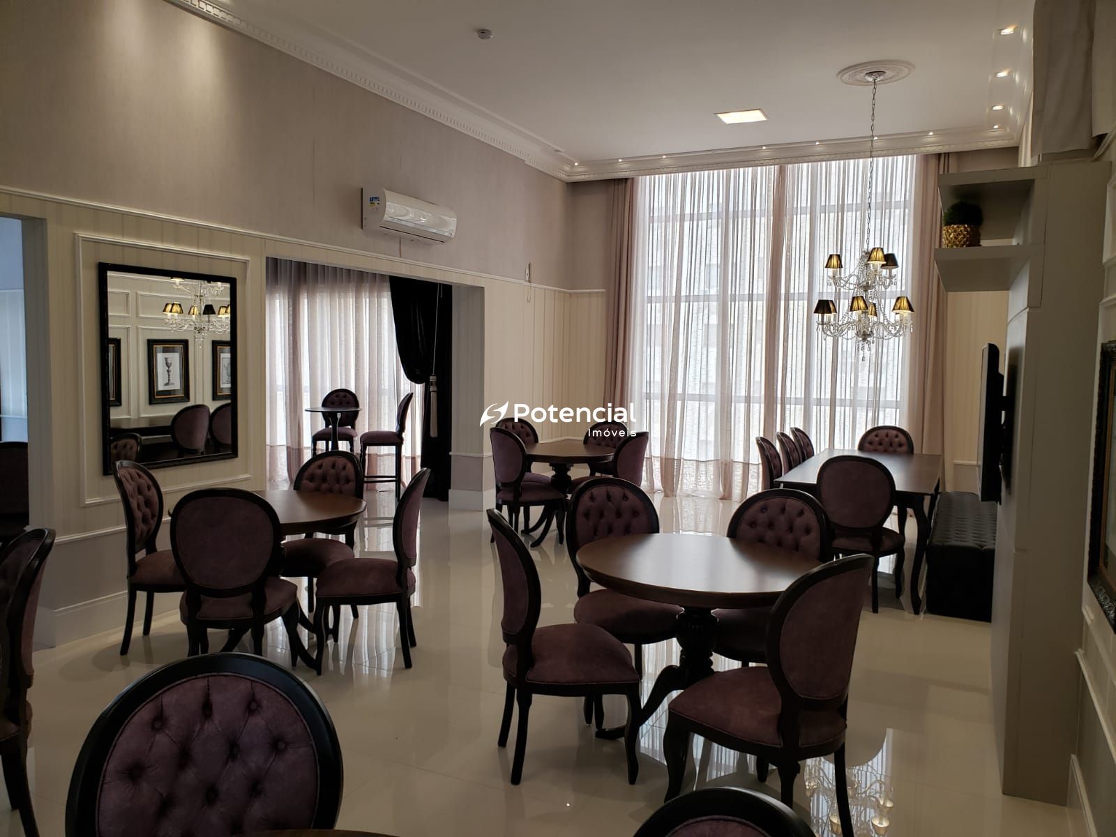 Salão de festas com mesa para convidados l Residencial Provincia di Vicenza