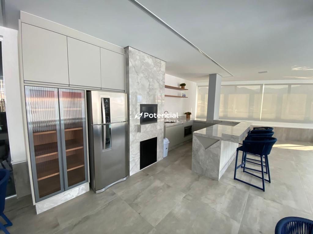Espaço gourmet com churrasqueira na área da piscina interna l Arnou Teixeira de Mello Residence