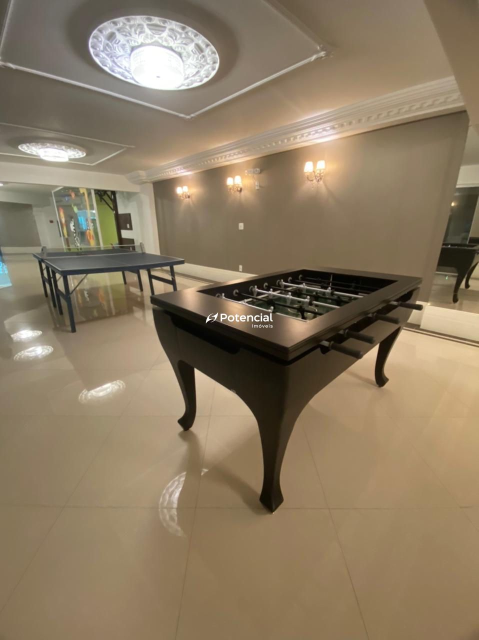 Sala de jogos com mesa de pebolim e pingpong Villa Provence Residence
