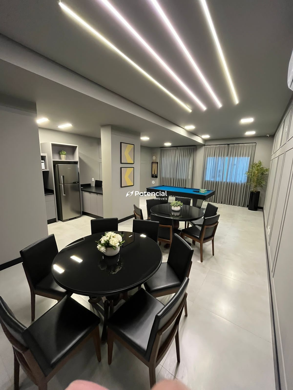 Sala de jogos com espaço gourmet l Sunset Boulevard Residence