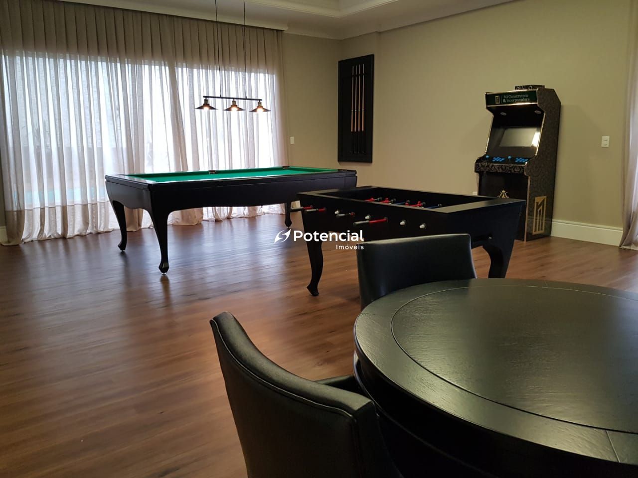 Sala de jogos com mesa de carteado Le Tre Torri Residenziale