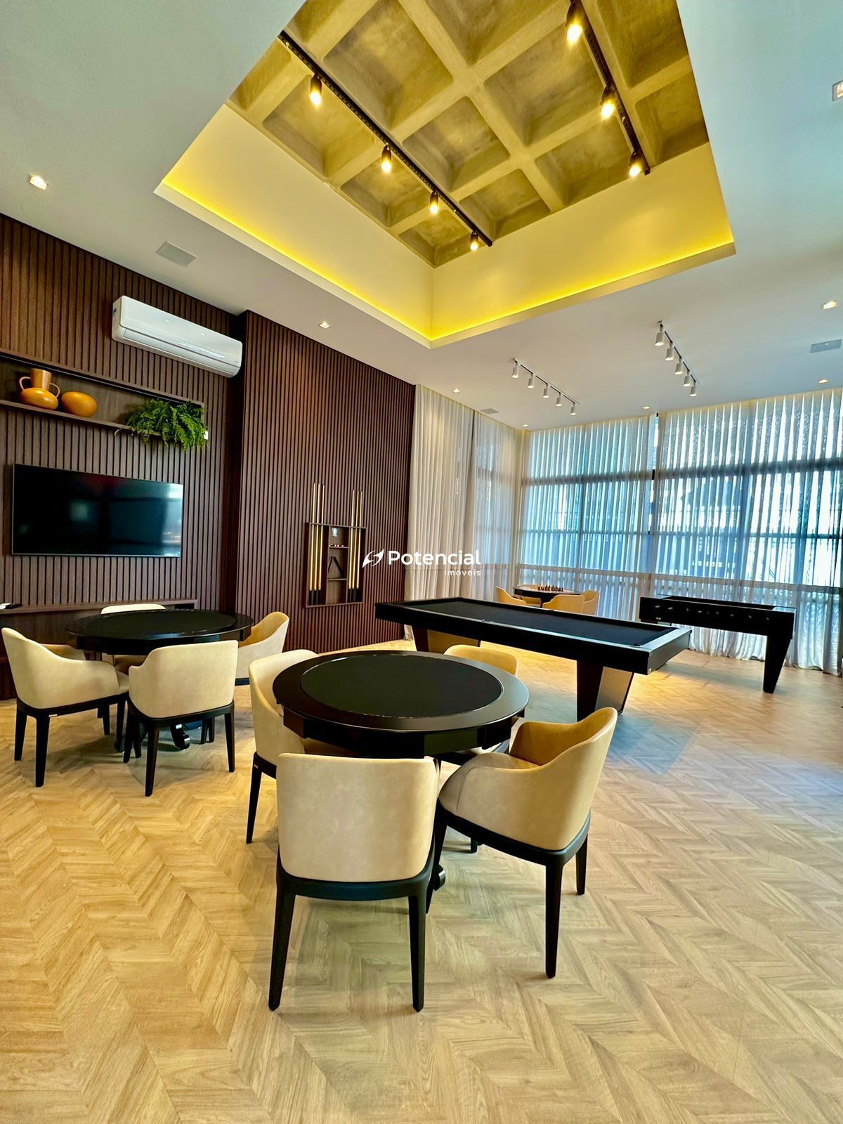 Sala de jogos com mesa de snooker, pebolim e carteado l Grand Hill Tower