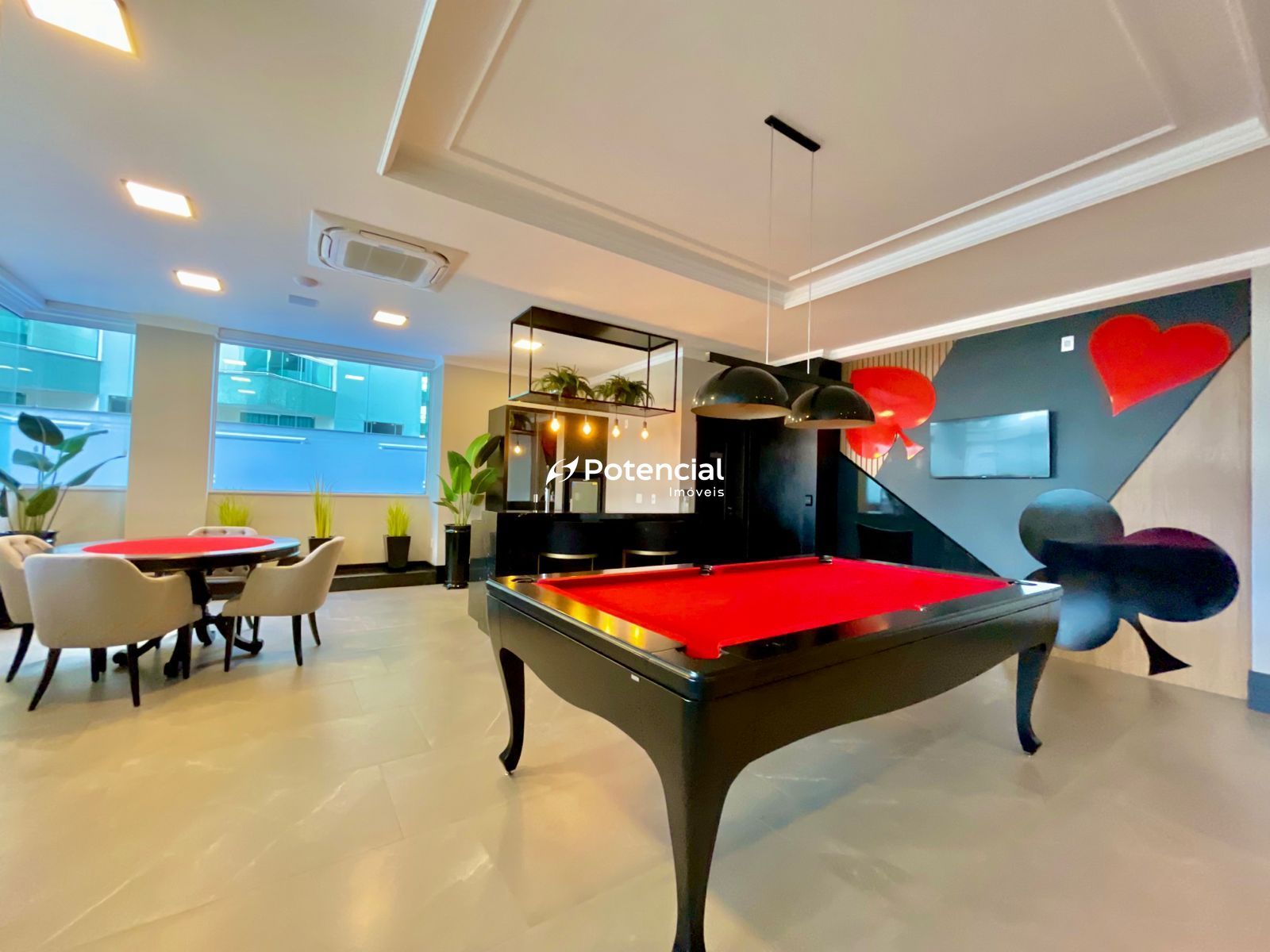 Sala de jogos com mesa de carteado e snooker Residencial Piazza dei Fiori