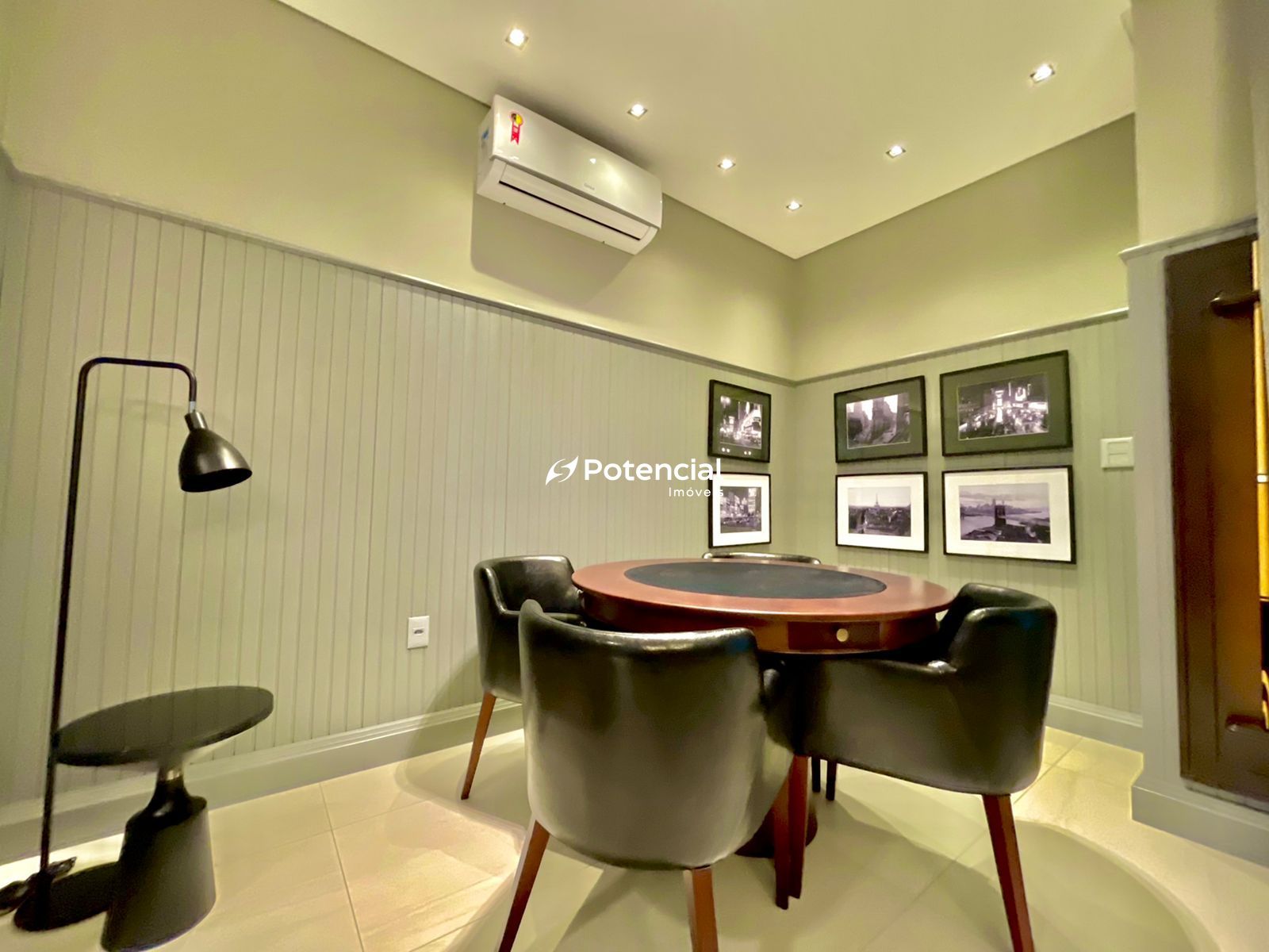 Mesa de carteado na sala de jogos l La Victoria Residence