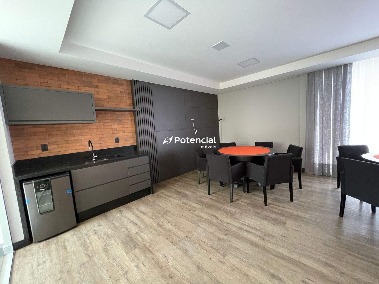 Sala de jogos com espaço gourmet e mesa de carteado Denver Residence