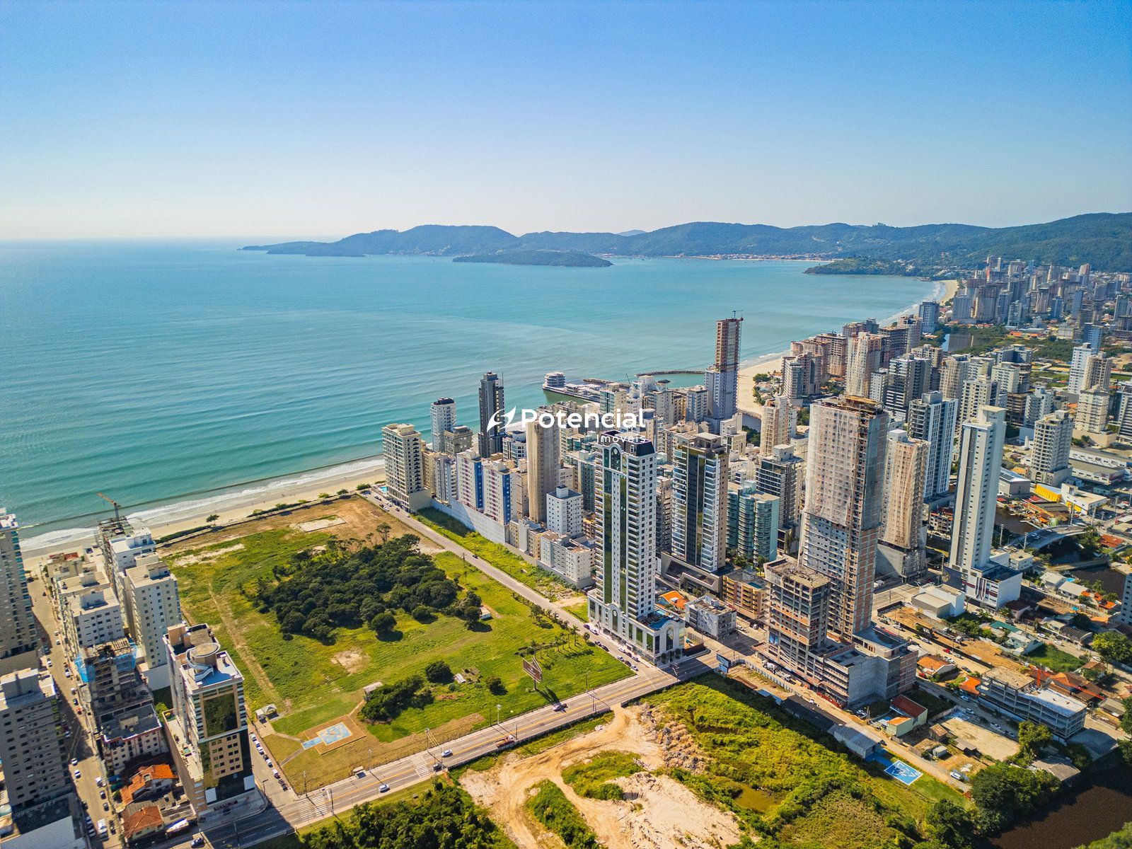Imagem de Paramount Tower | 4 Suítes | Meia Praia - Itapema Imagem de Paramount Tower | 4 Suítes | Meia Praia - Itapema