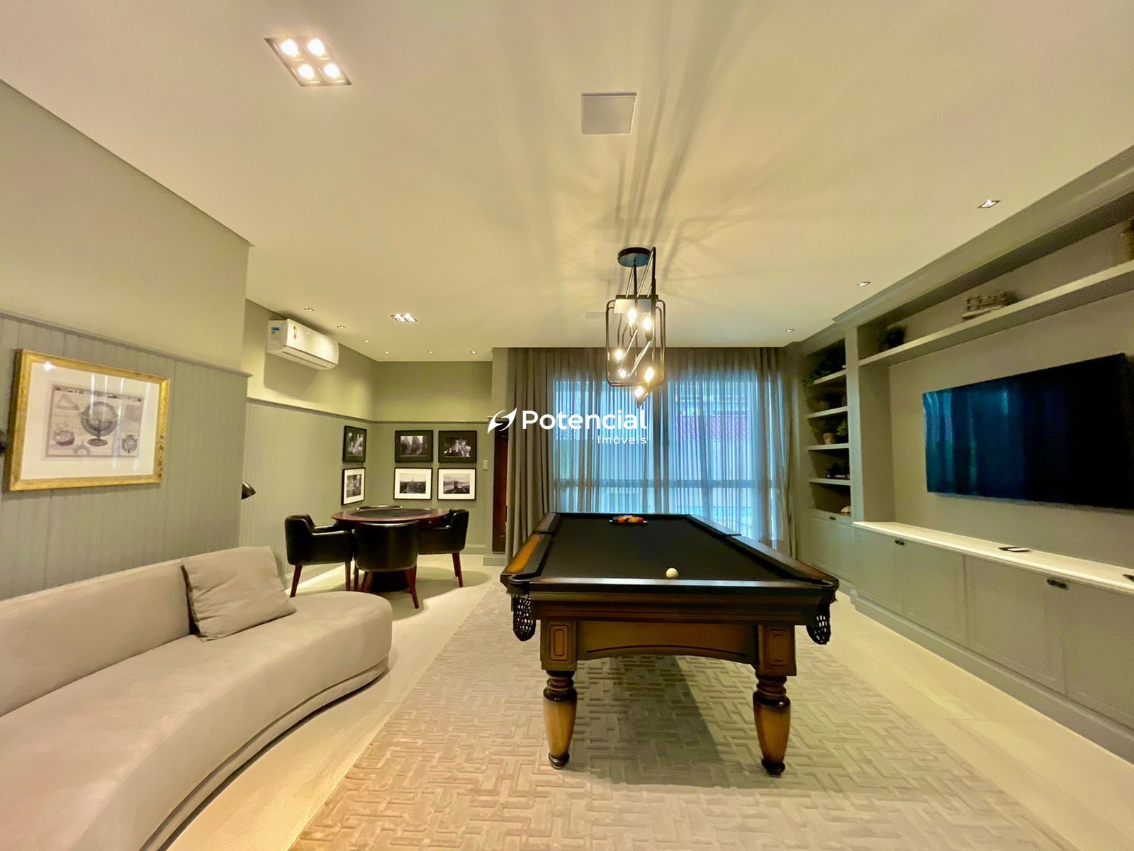Sala de jogos com mesa de snooker l La Victoria Residence