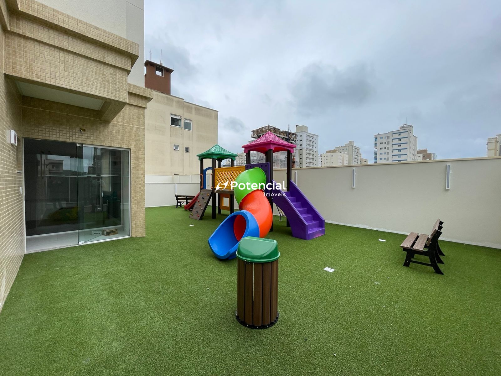 Playground externo com escorregador e piso de grama sintética Denver Residence
