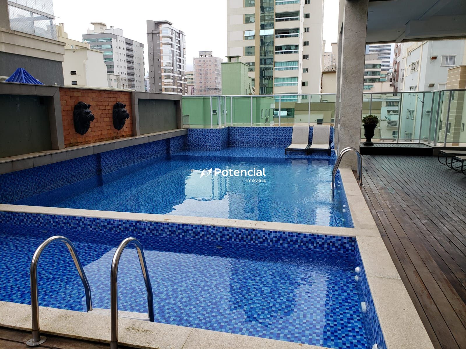 Piscina externa com prainha com espreguiçadeira l Residencial Provincia di Vicenza