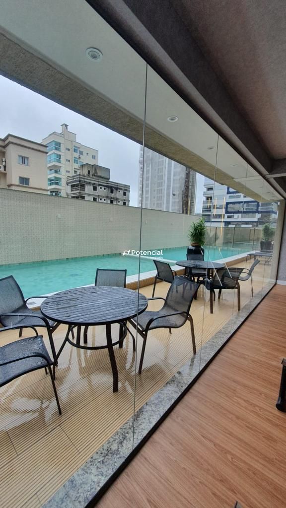 Mesa e cadeiras para descanso na beira da piscina Ville de Lyon Residence
