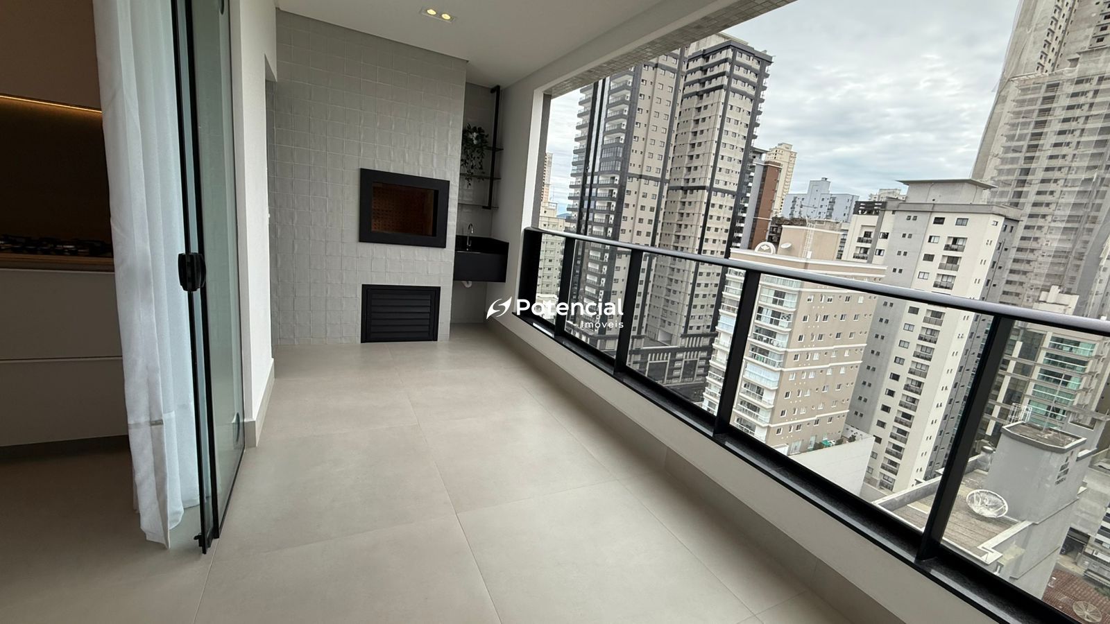 Sacada com Churrasqueira Sacada com Churrasqueira