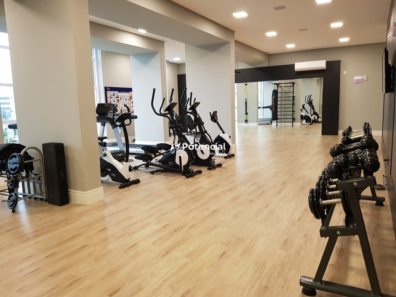 Academia ampla com equipamento para atender os condôminos Le Tre Torri Residenziale
