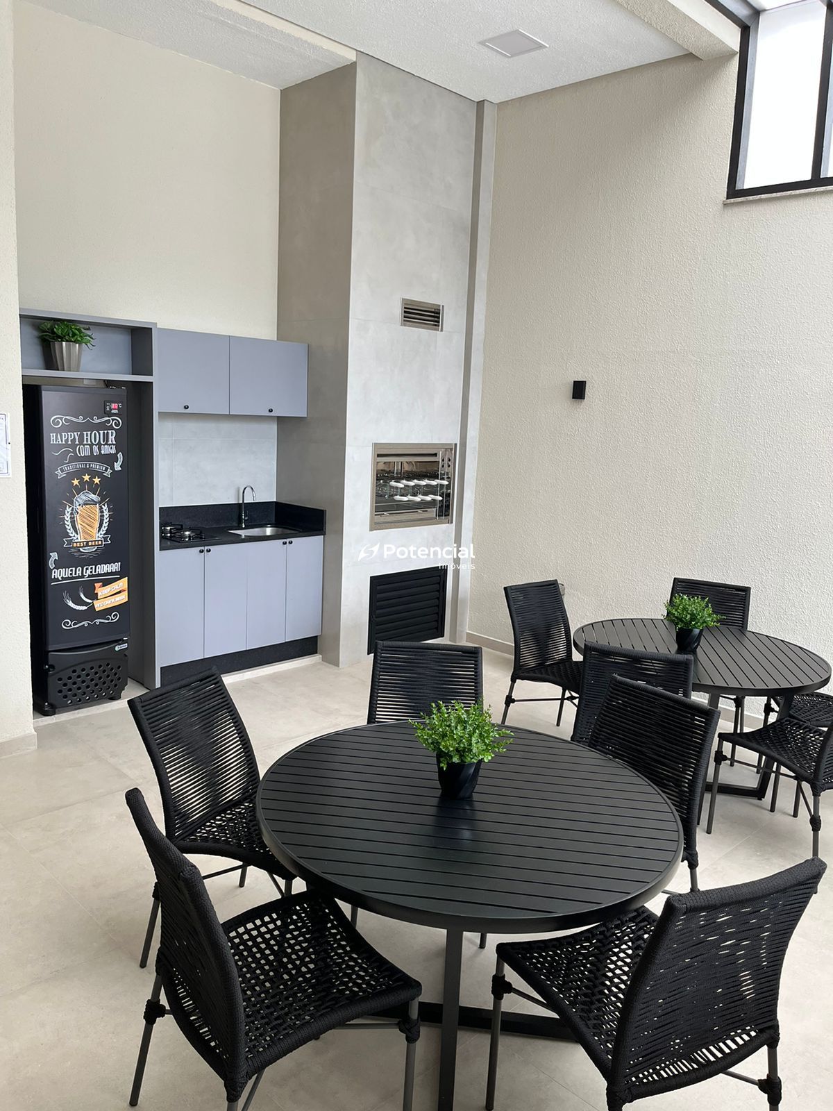 Espaço gourmet com churrasqueira junto com a sala de jogos l Sunset Boulevard Residence
