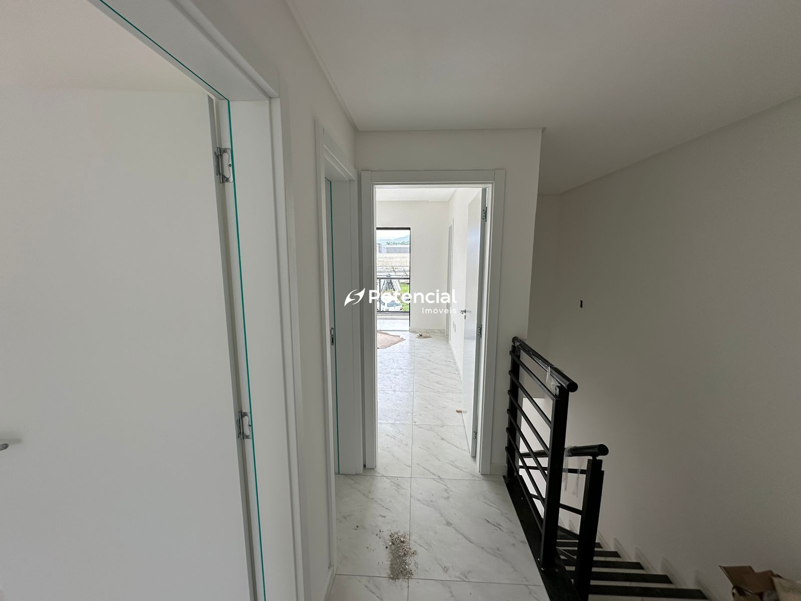 Corredor de acesso quartos e suíte - Sobrado Estúdio do Mar