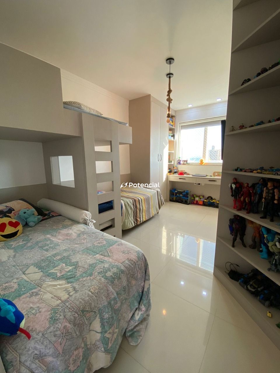 Suíte 3 com cama de casal e um beliche com duas camas de solteiro