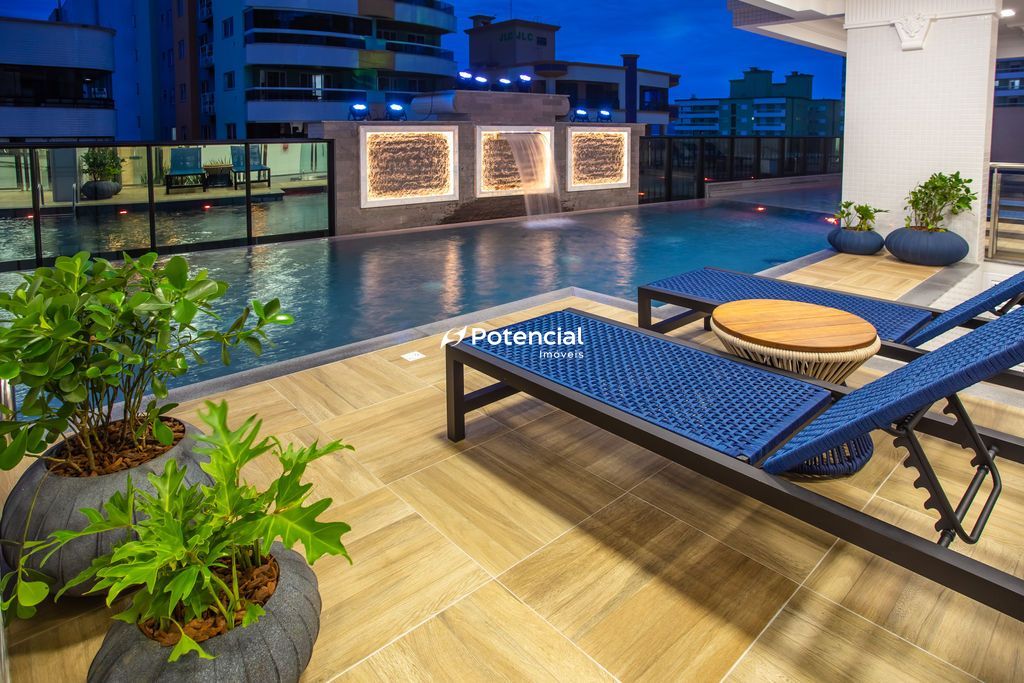 Deck da piscina com espreguiçadeiras l Villa De Siena Residencial