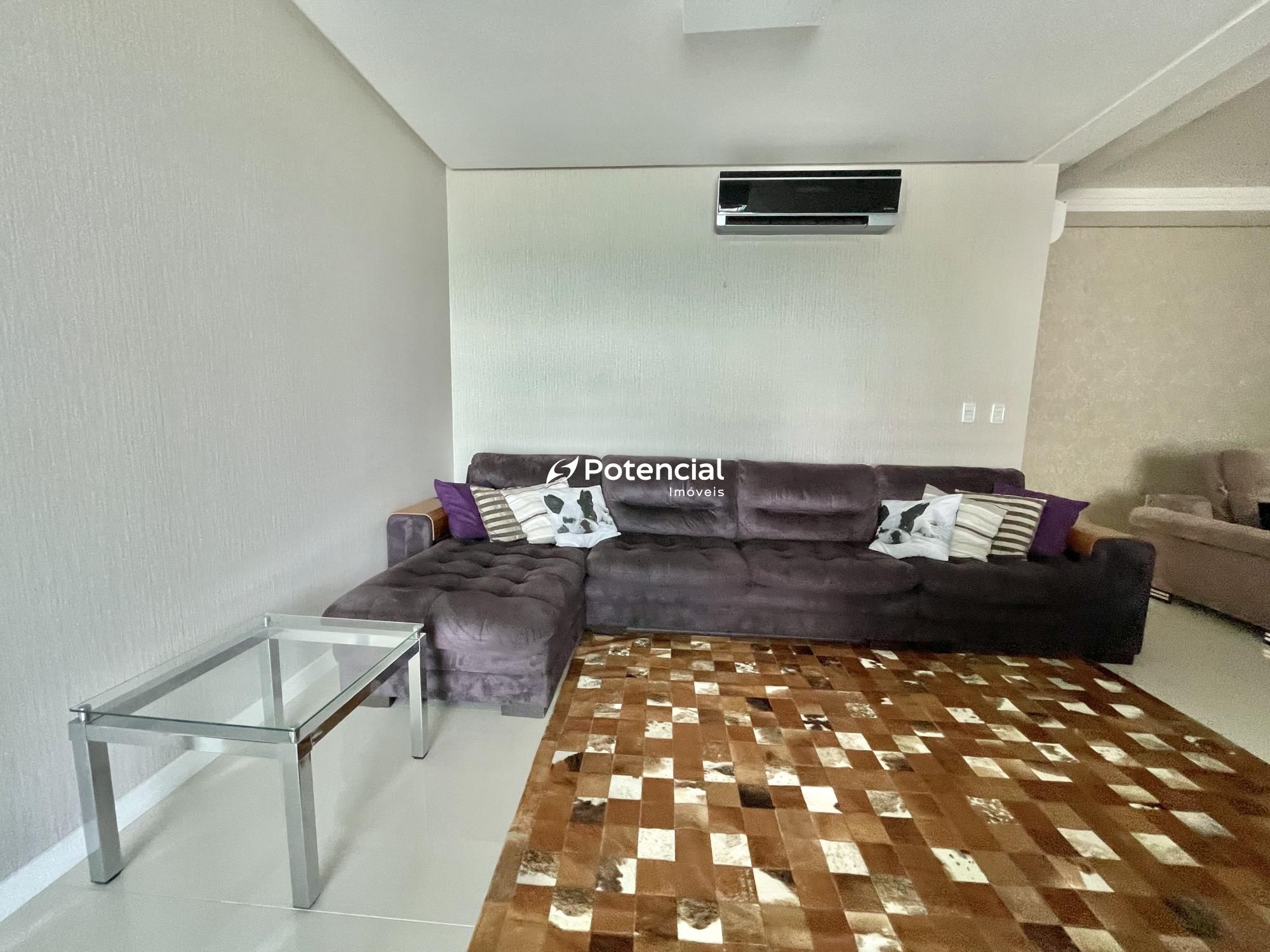 Sala de estar com amplo sofá l Residencial Bella Vita