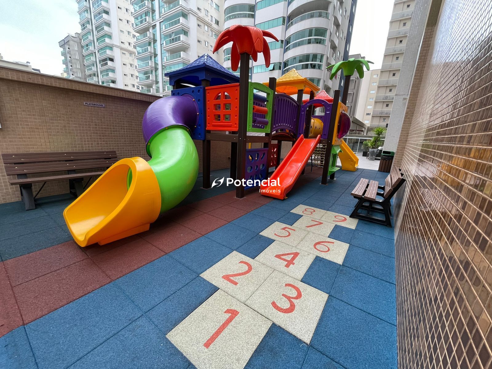 Playground externo infantil com escorregador l Siena Tower