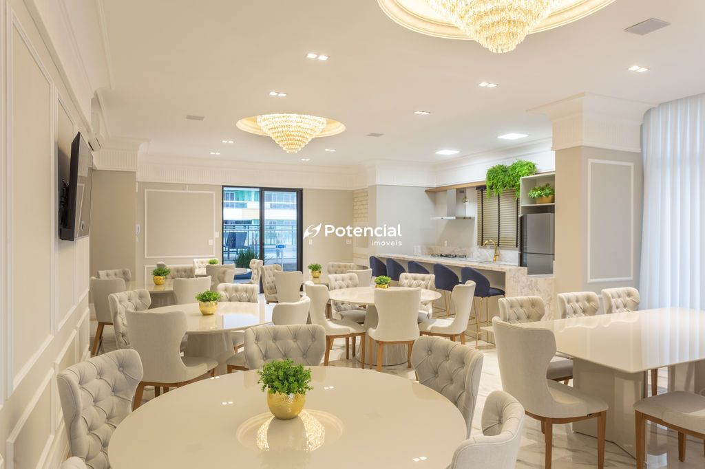 Amplo salão de festas com mesa para convidados l Villa De Siena Residencial