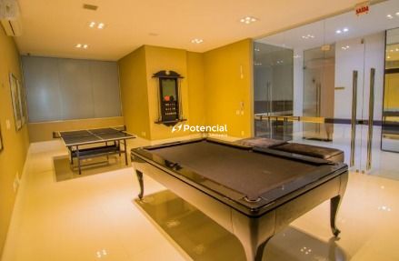 Sala de jogos com mesa de snooker e pingpong l Victor Hugo Residence