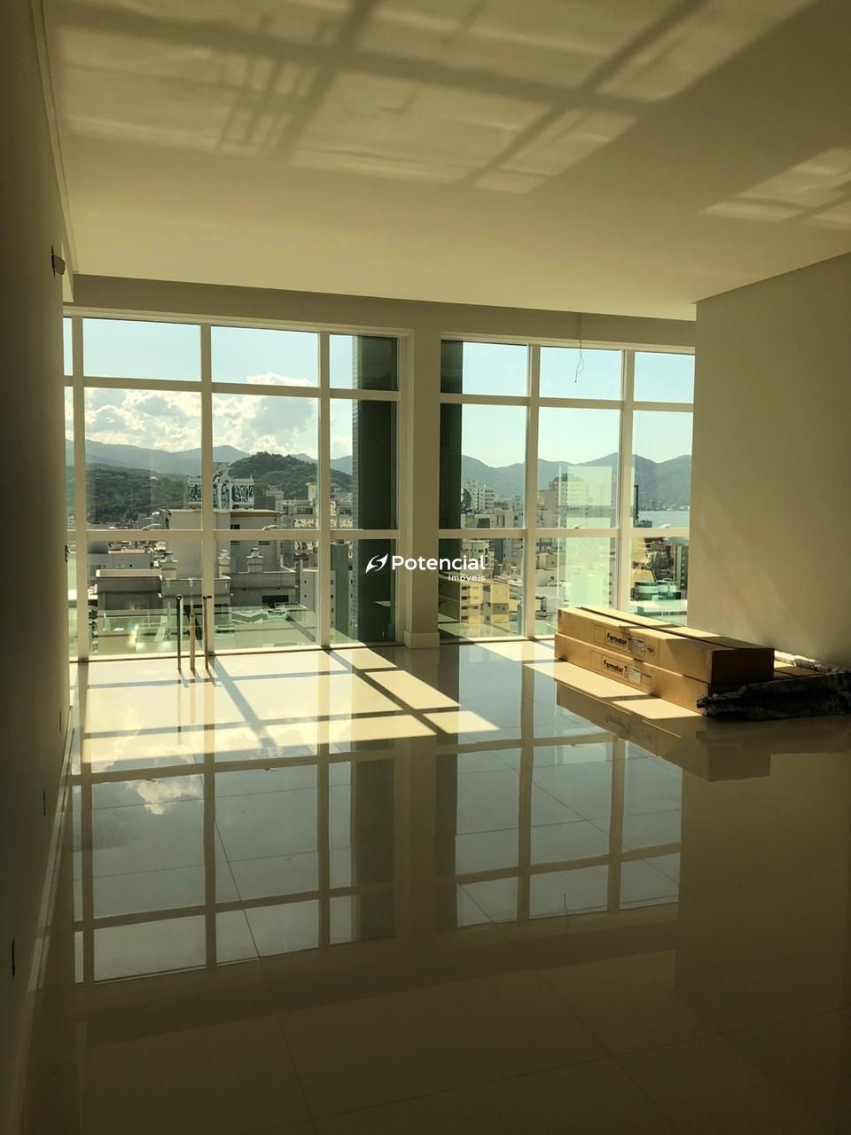 Amplo living com ótima incidência solar l La Lumiere Residence