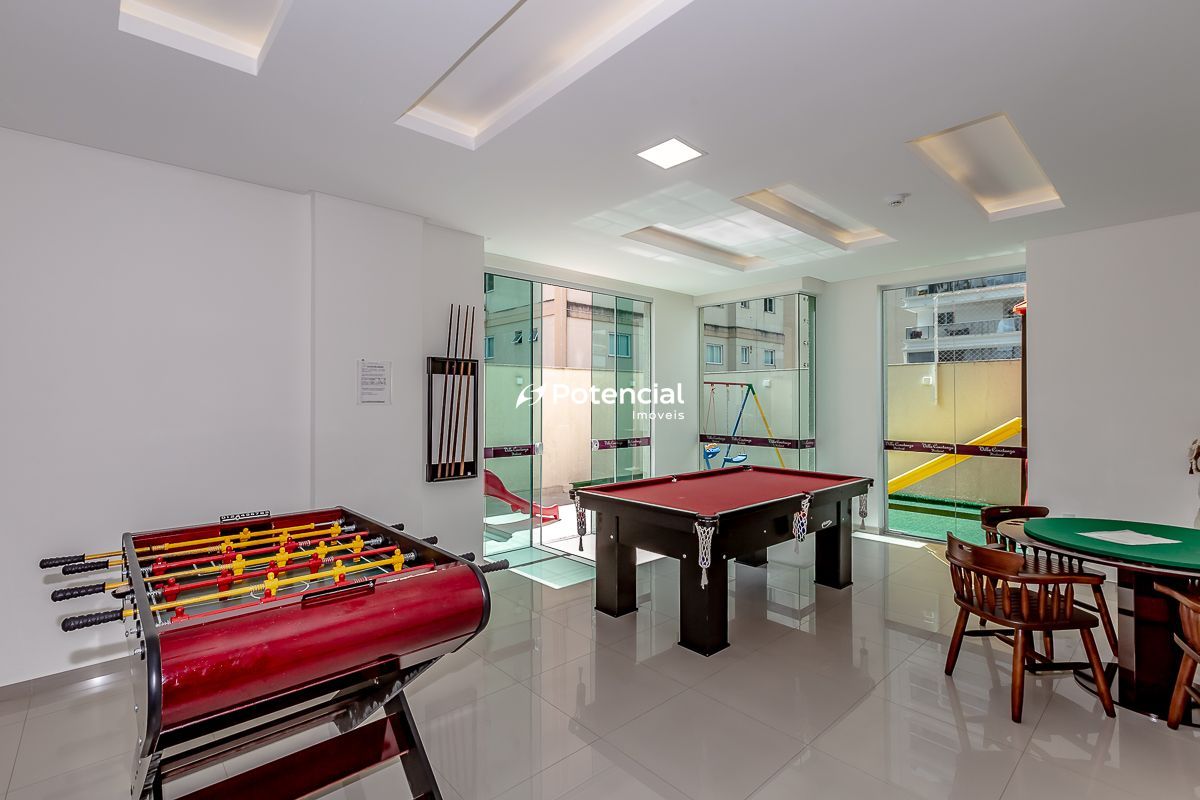 Sala de jogos com mesa de pebolim, cateado e snooker Villa Constanza Residencial