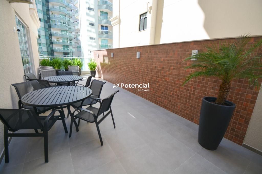 Terraço com mesas e cadeiras descanso l Porto Vila Residence