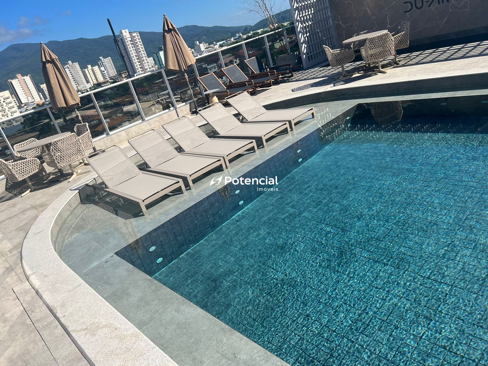 Área externa de lazer com bastante incidência solar l Pleniluni Residenziale