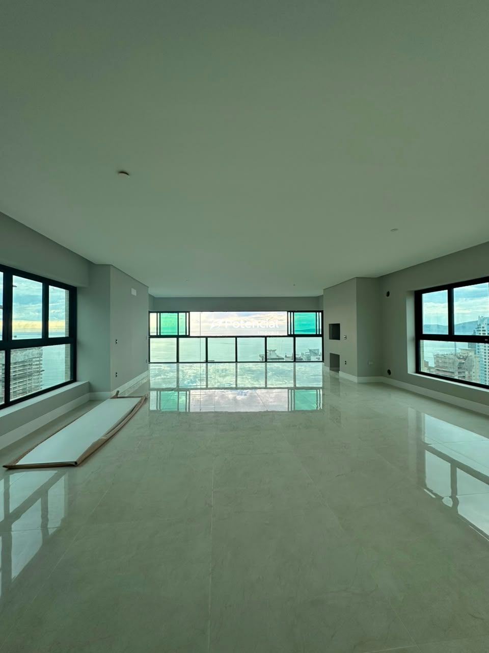 Imagem de Palácio Triunfo | 4 suítes | Meia Praia - Itapema Imagem de Palácio Triunfo | 4 suítes | Meia Praia - Itapema