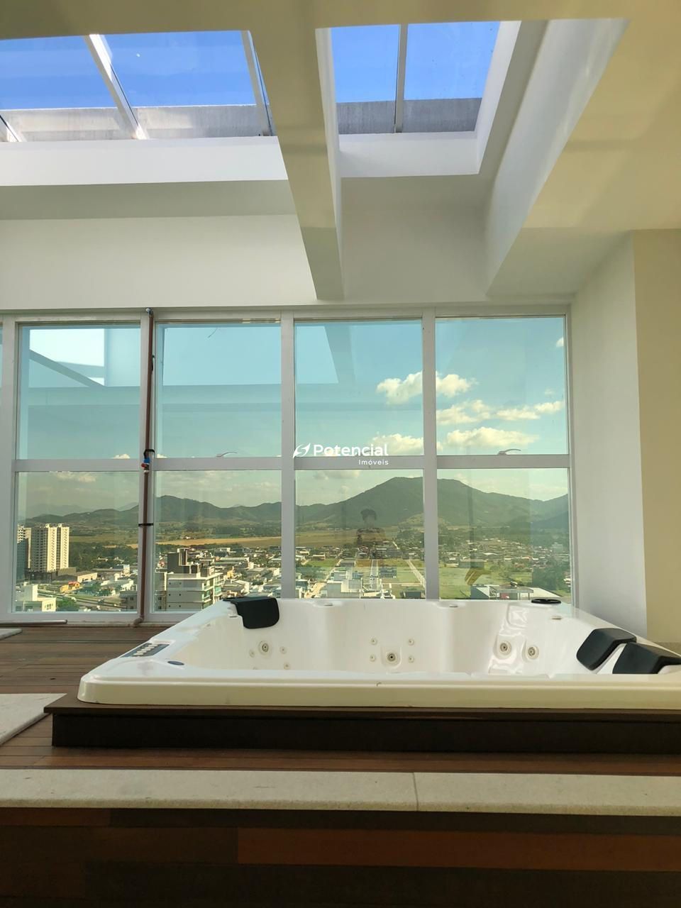 Jacuzzi privativa com linda vista verde l La Lumiere Residence