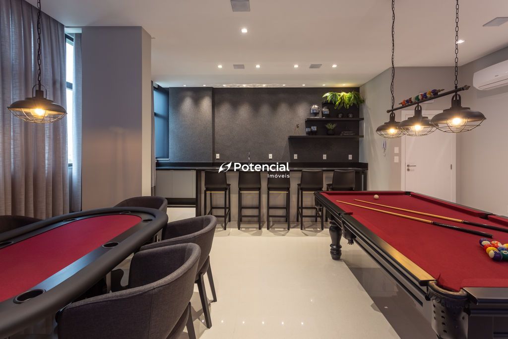 Sala de jogos com mesa de snooker e poker l Villa De Siena Residencial