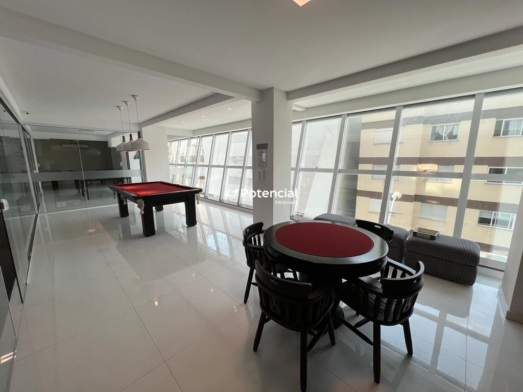 Sala de jogos com mesa de snooker e mesa de carteado Mount Sinai Residencial