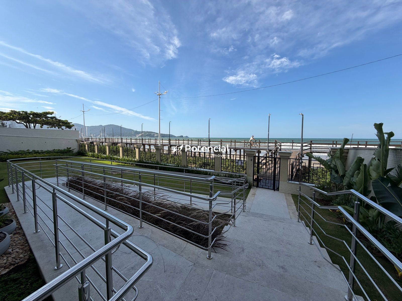 Entrada no empreendimento pela praia Entrada no empreendimento pela praia