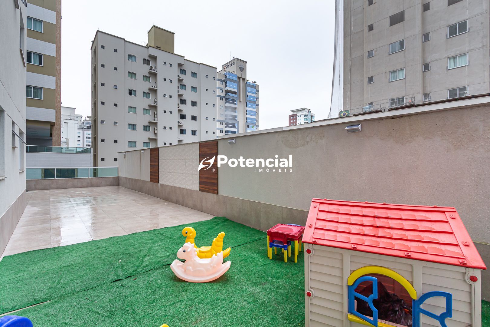 Terraço com espaço kids com grama sintética Bordo Residence