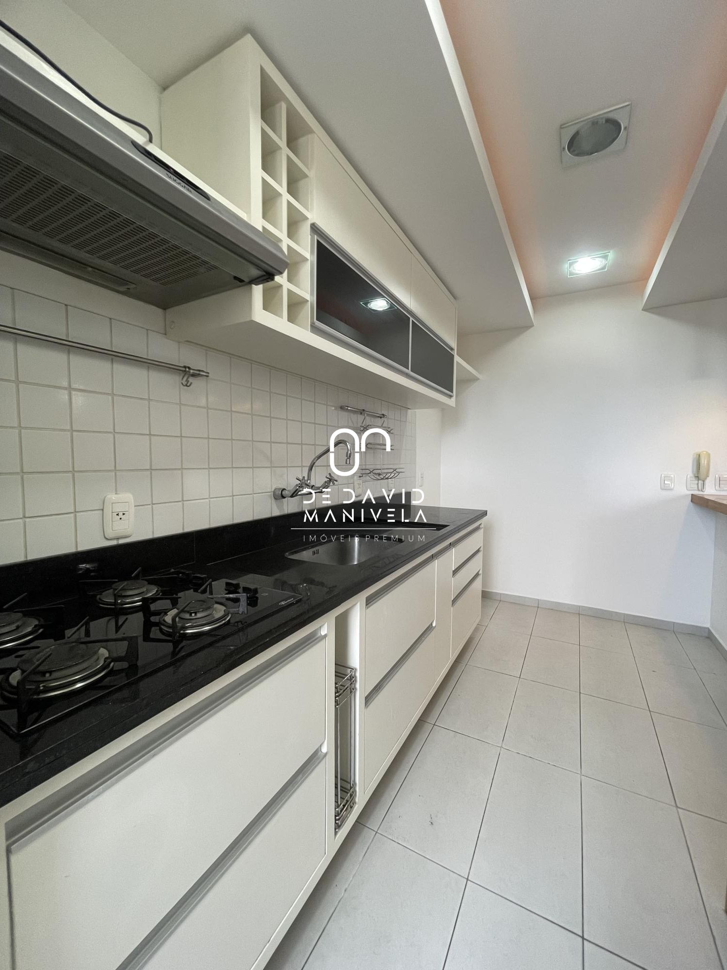 Apartamento à venda semimobiliado, condomínio com piscina