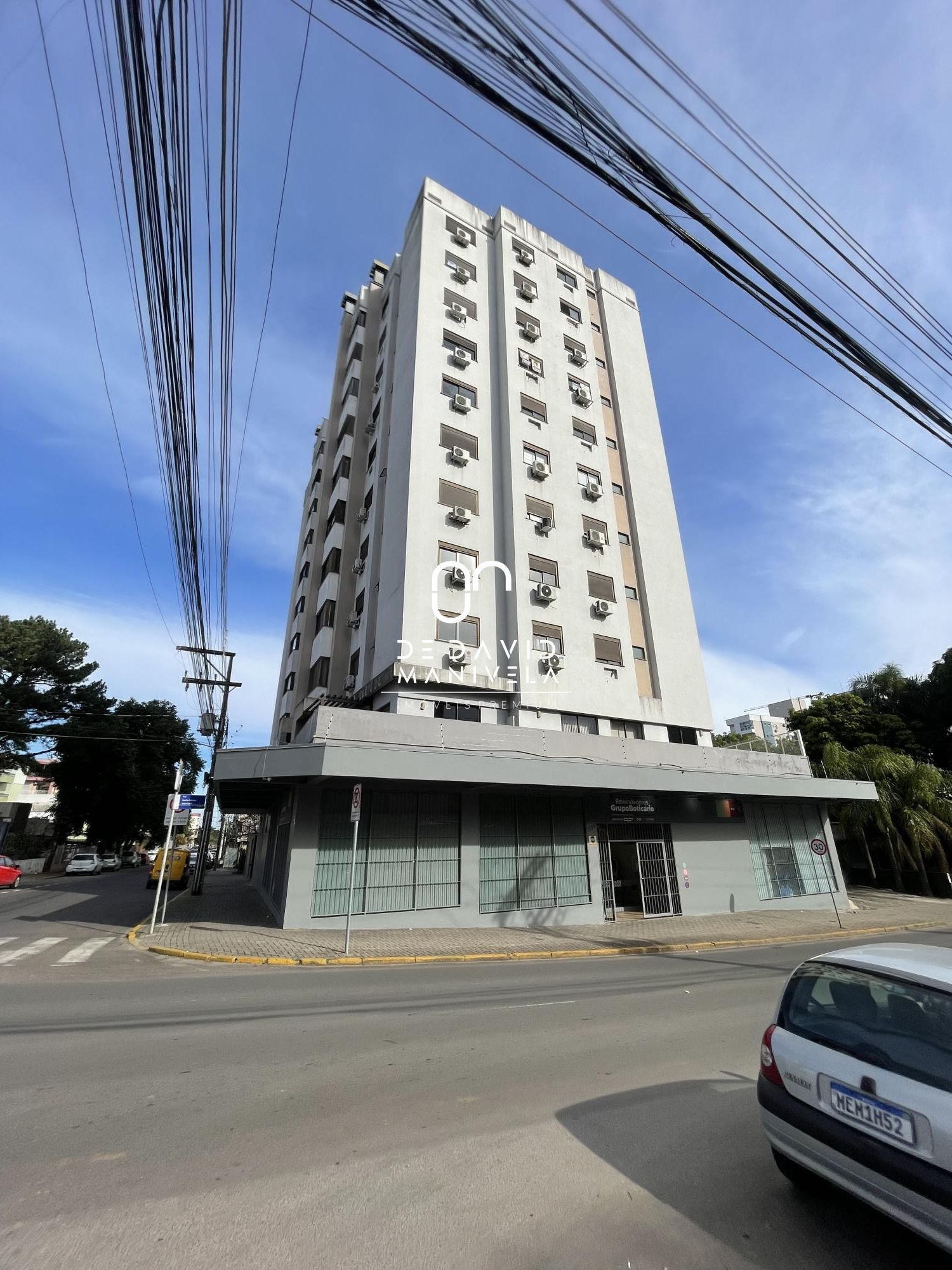 Apartamento à venda semimobiliado, condomínio com piscina