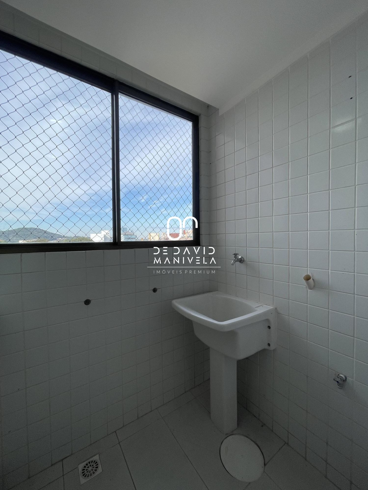Apartamento à venda semimobiliado, condomínio com piscina