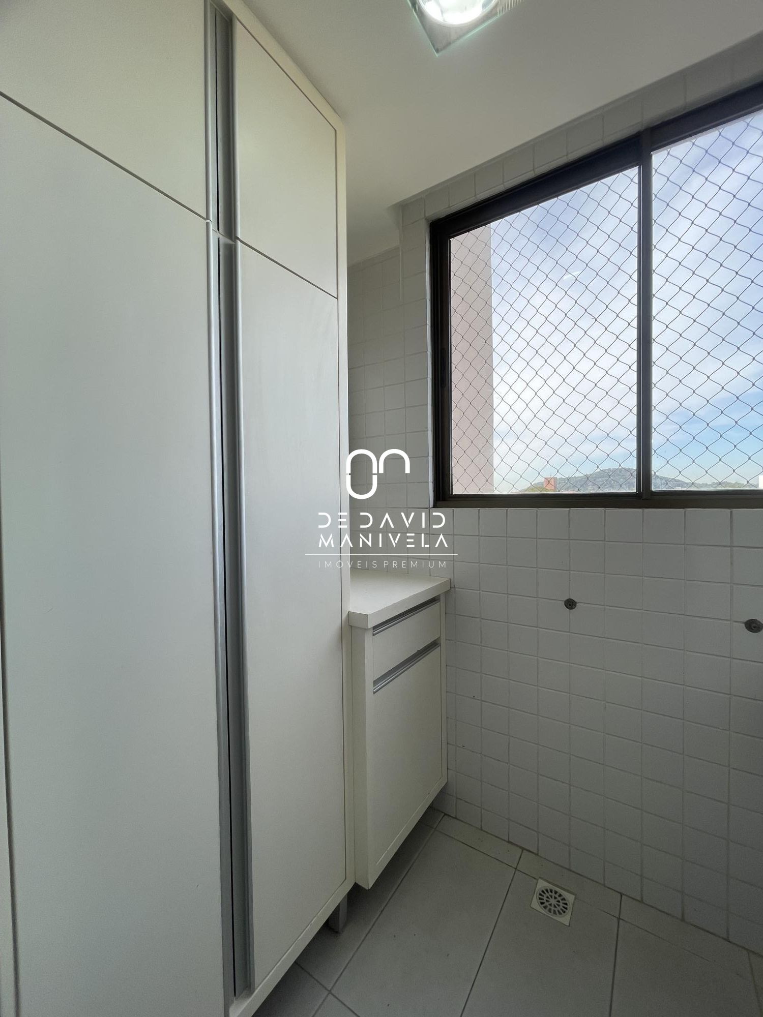 Apartamento à venda semimobiliado, condomínio com piscina
