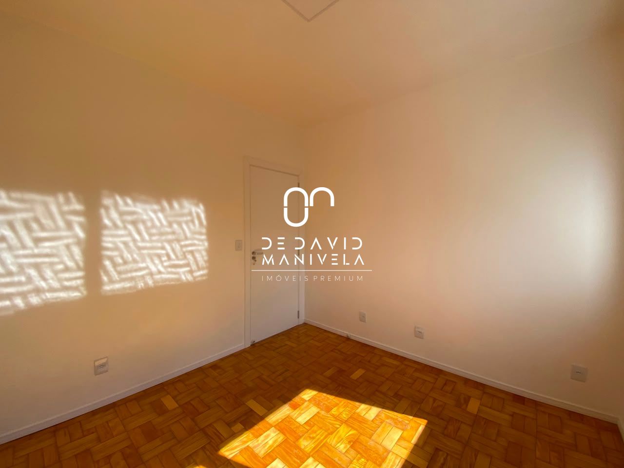 Apartamento semimobiliado com 2 dormitórios localizado no ba