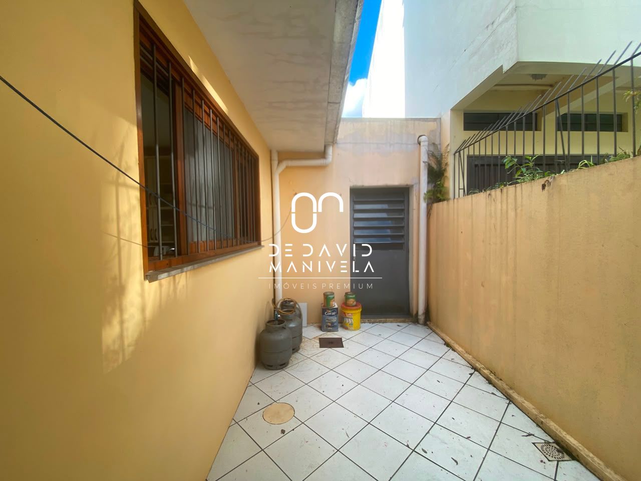 Casa com 4 dormitórios, 2 suítes, 2 vagas de garagem