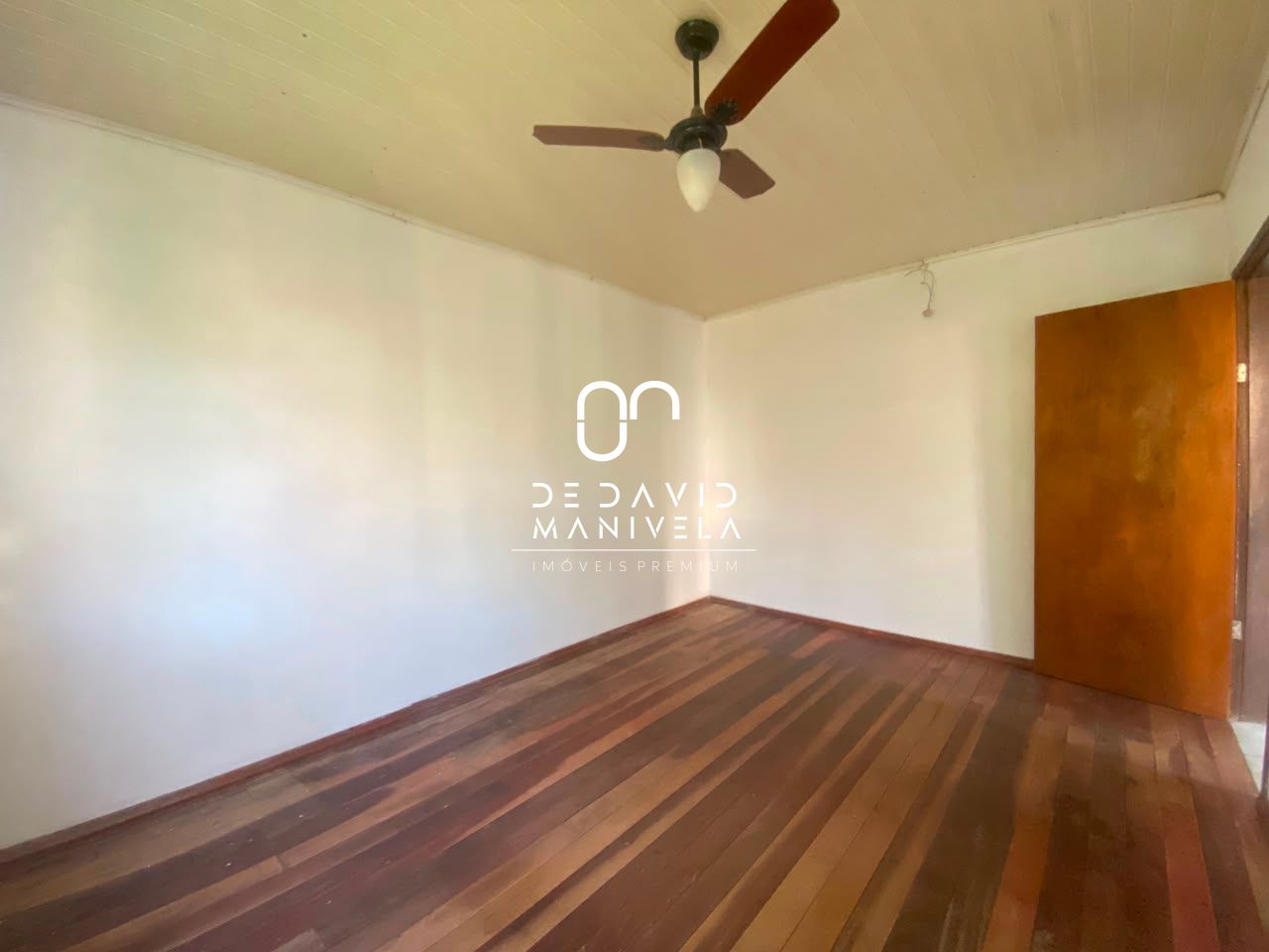 Casa no bairro tancredo neves, com 2 dormitórios, 1 vaga de 