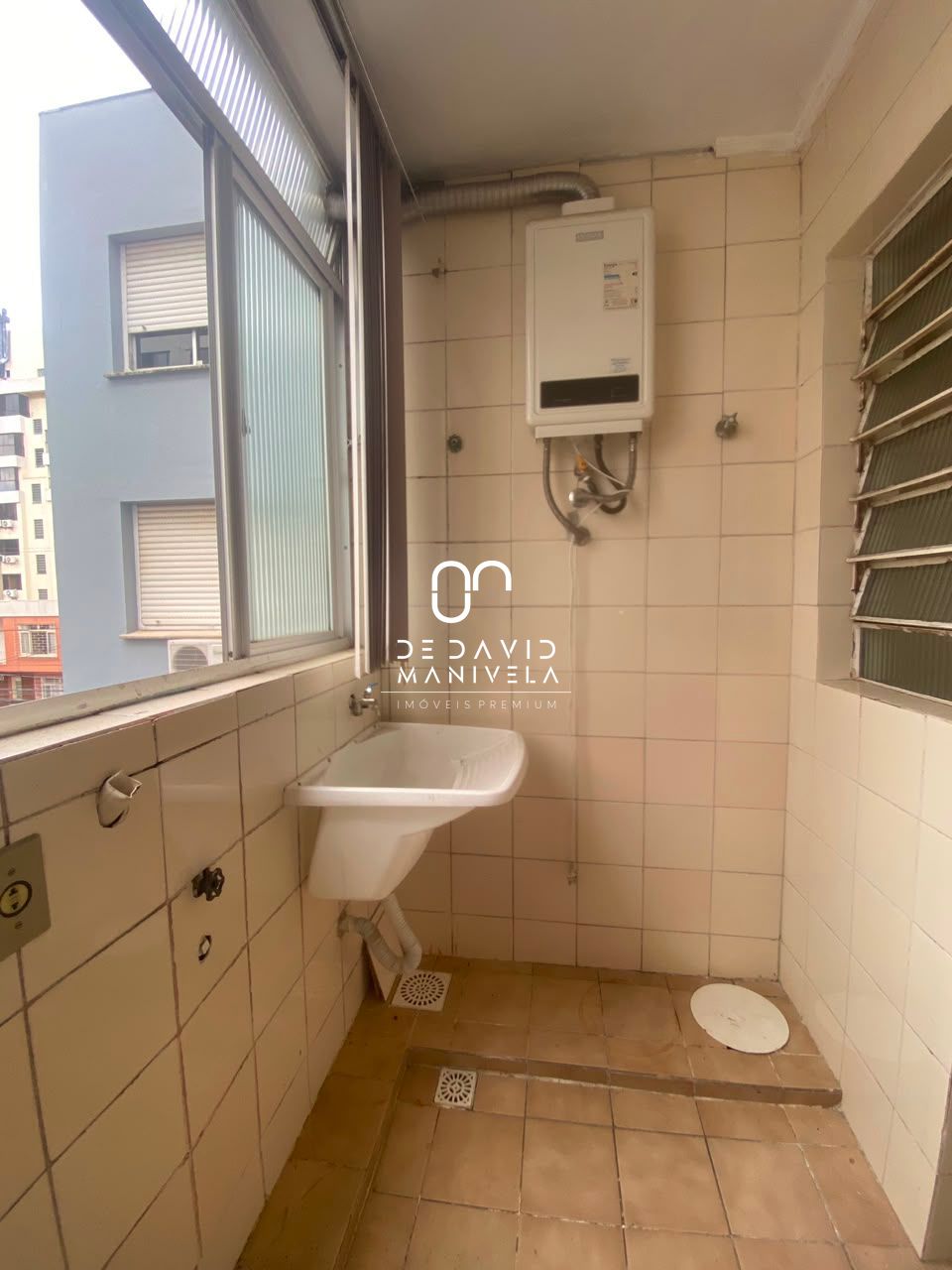 Apartamento semimobiliado com 2 dormitórios