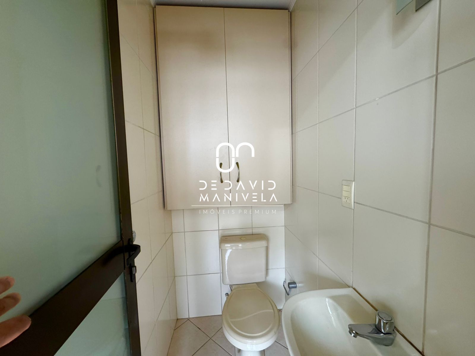 Apartamento semimobiliado, com 3 dormitórios, com 2 vagas de