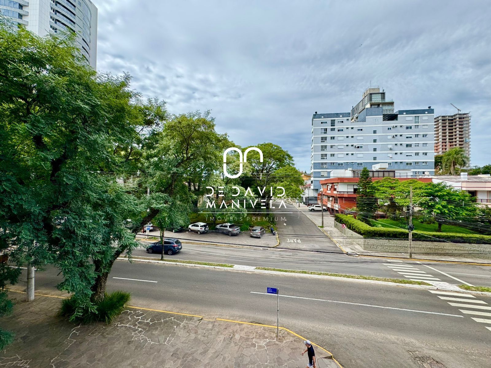 Apartamento semimobiliado, com 3 dormitórios, com 2 vagas de