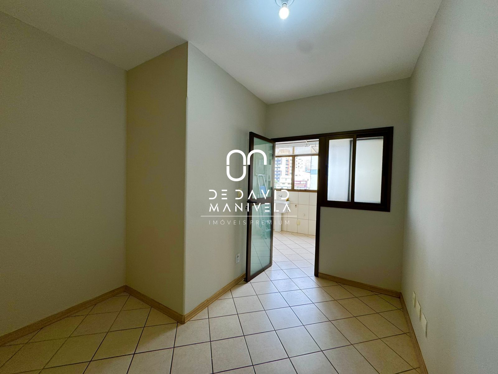 Apartamento semimobiliado, com 3 dormitórios, com 2 vagas de