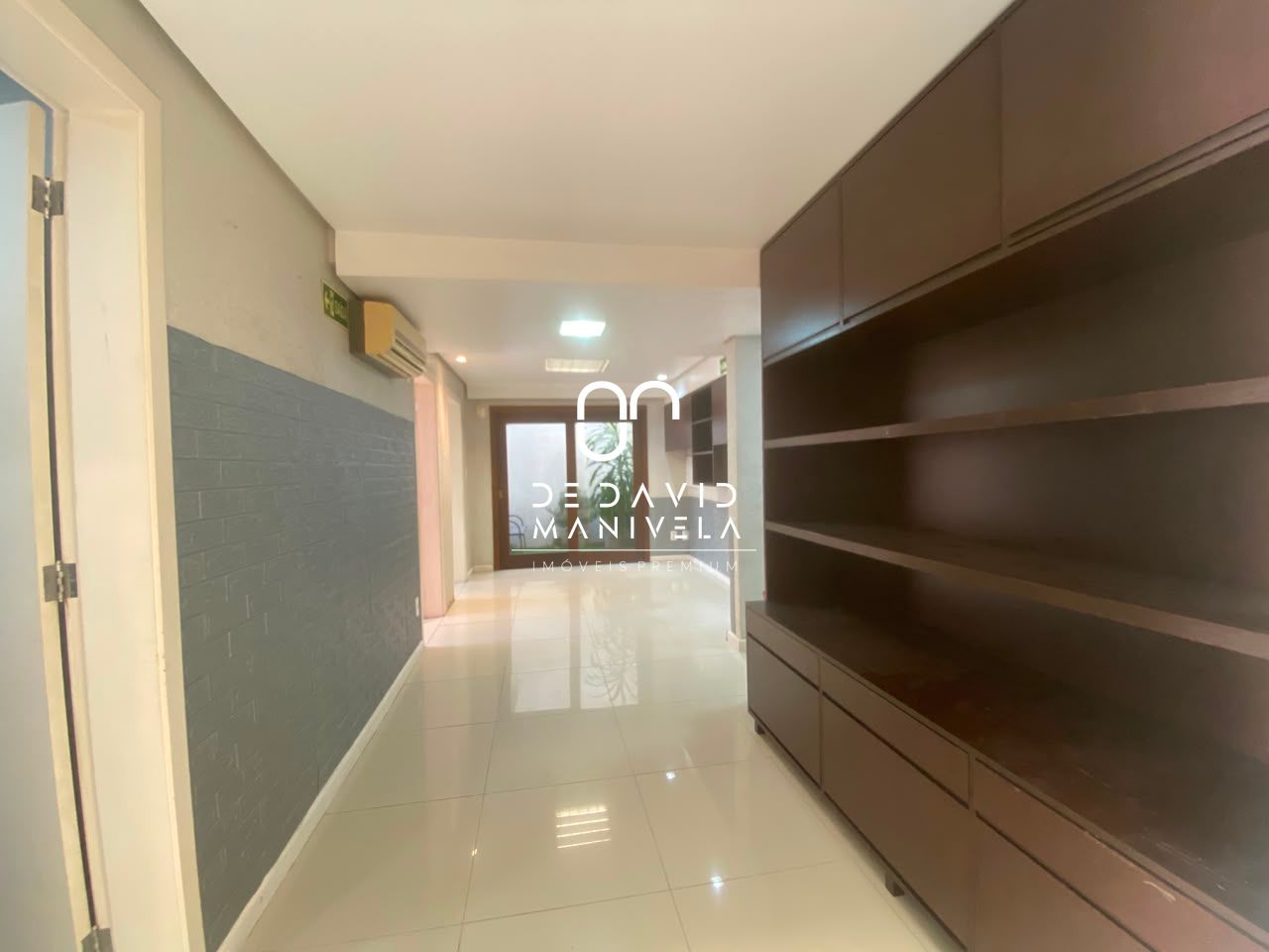 Casa comercial desocupada, semimobiliada, com 7 salas.