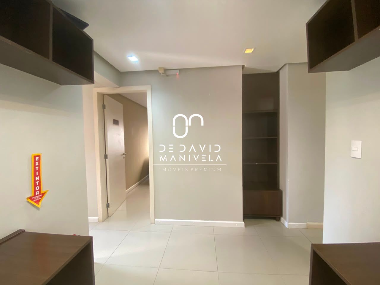 Casa comercial desocupada, semimobiliada, com 7 salas.