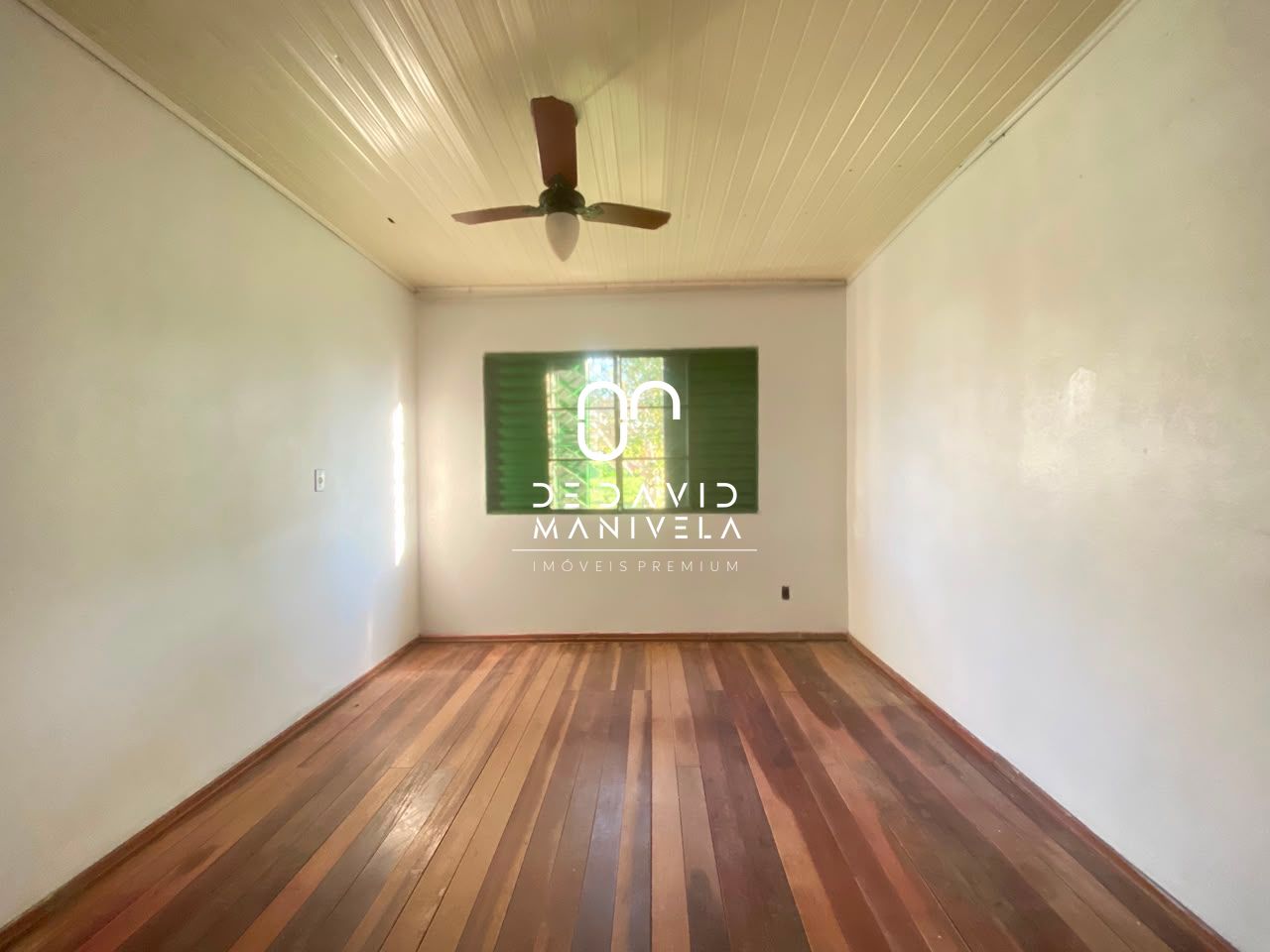 Casa no bairro tancredo neves, com 2 dormitórios, 1 vaga de 