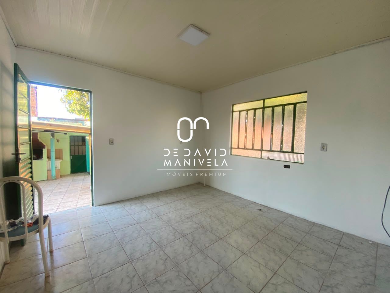 Casa no bairro tancredo neves, com 2 dormitórios, 1 vaga de 