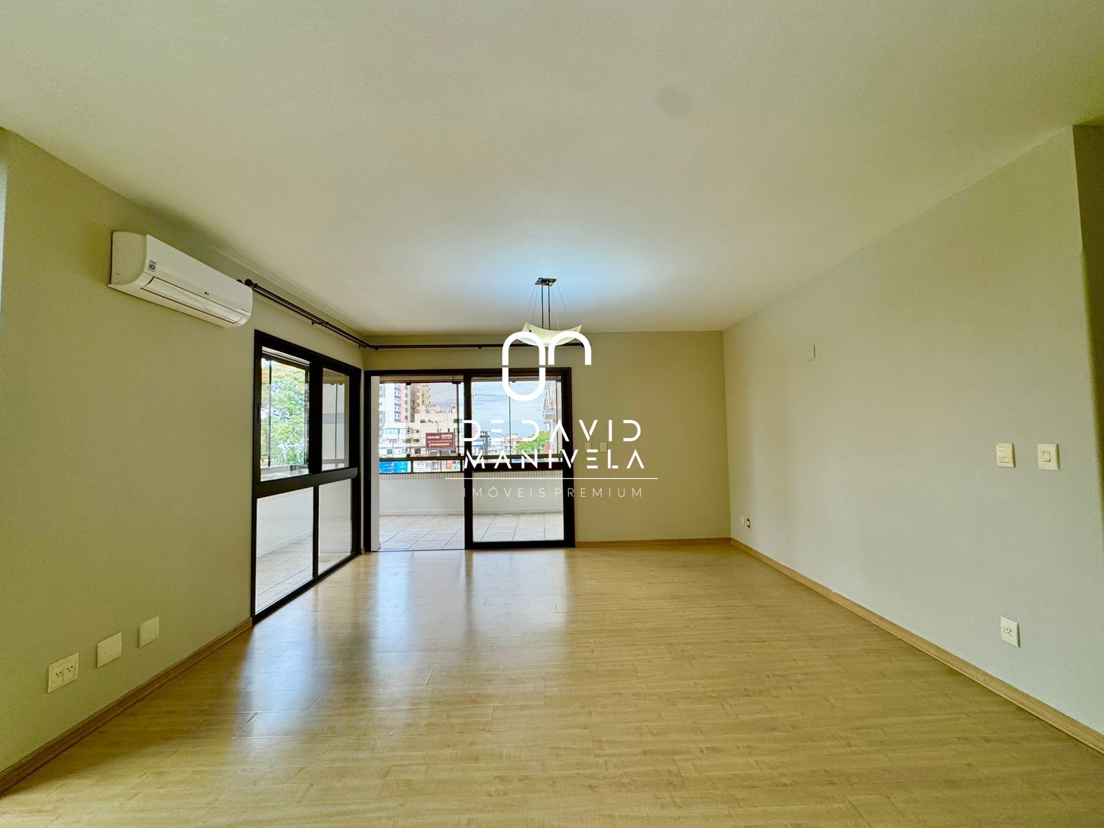 Apartamento semimobiliado, com 3 dormitórios, com 2 vagas de